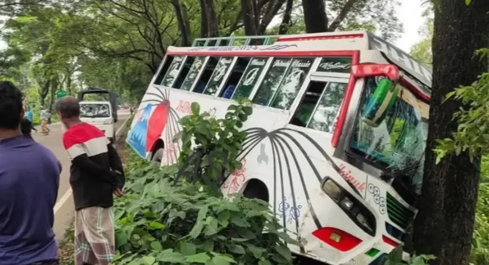 বরিশালে যাত্রীবাহী বাসের ধাক্কায় পথচারী নিহত, আহত ৬
